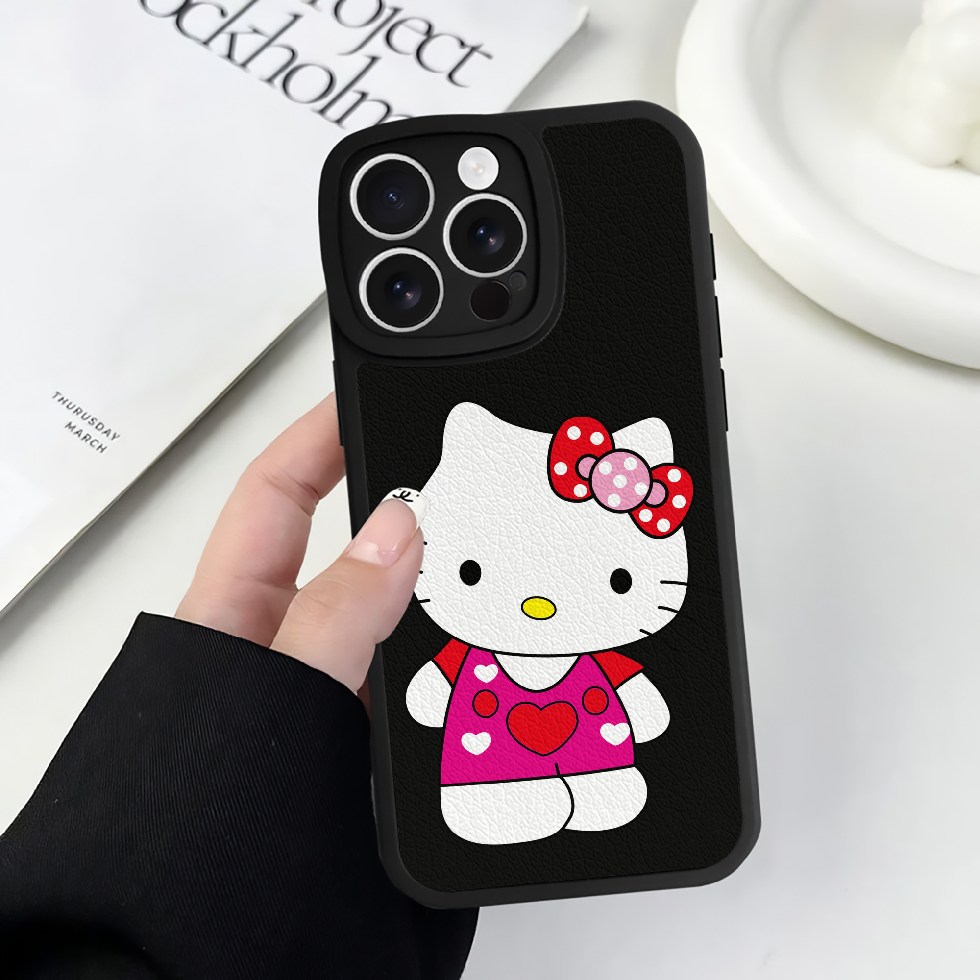 （画像用） Hello Kitty ハローキティ 【iPhone 16シリーズ対応】シリコンスマホケース（レザー調） 材質：シリコン